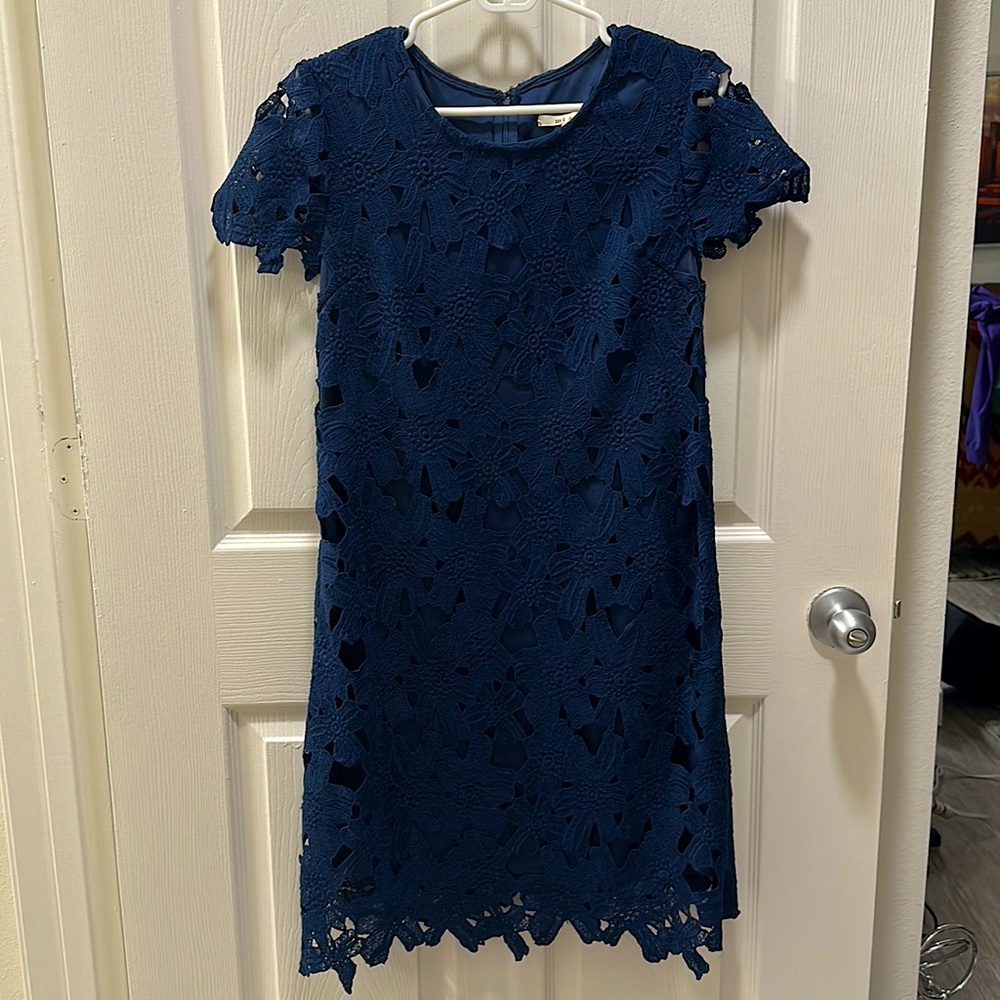 Francesca’s navy blue floral cutout short sleeve shift dress